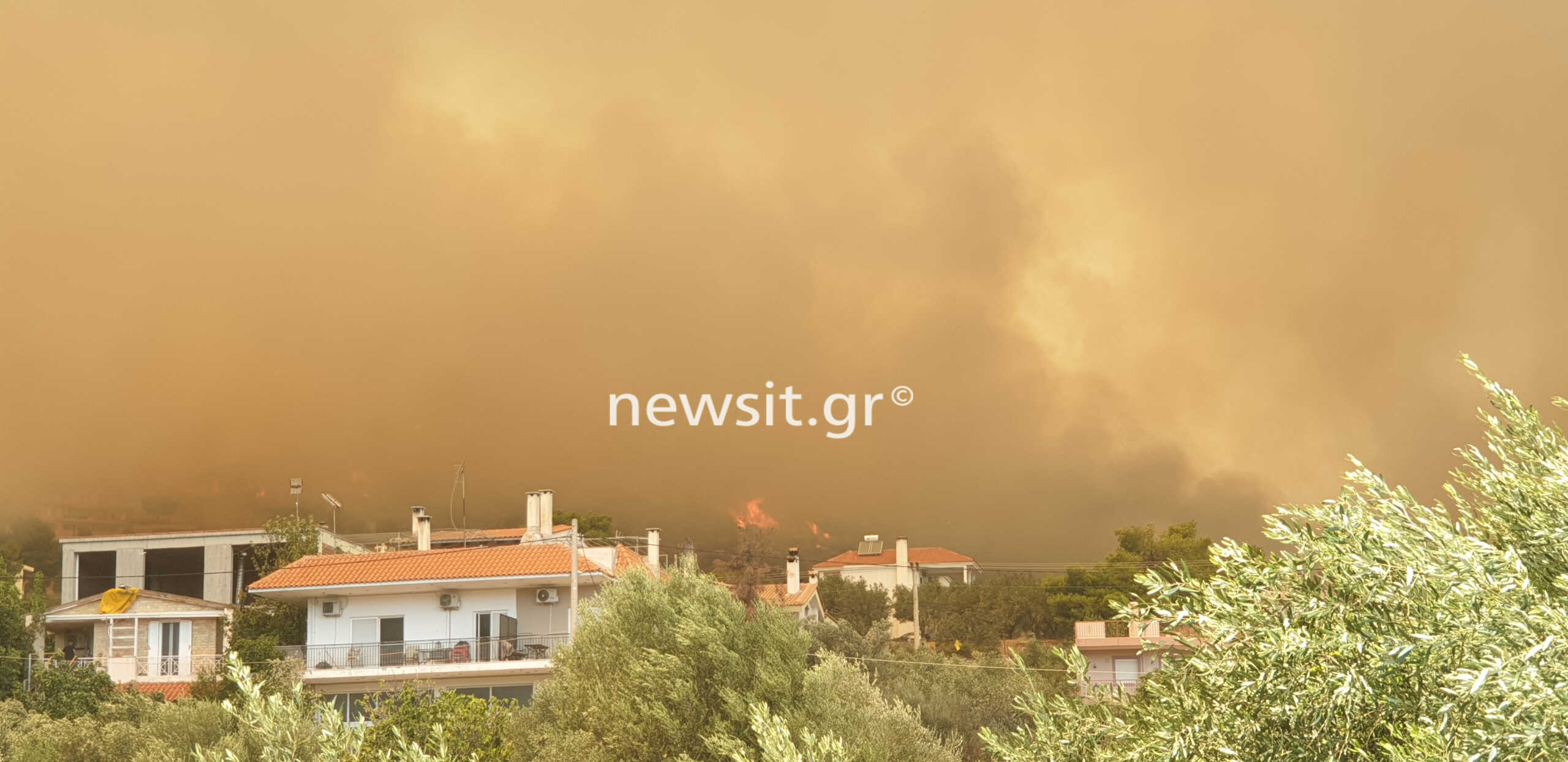 Φωτιά στη Φυλή – Εκκένωση προς Άνω Λιόσια, η φωτιά έχει περικυκλώσει τη Μονή Κλειστών