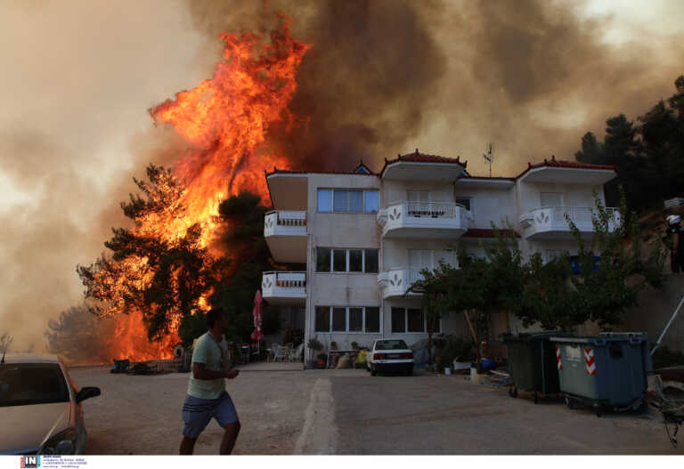 Ανεξέλεγκτη η φωτιά στη Φυλή – Καίγονται σπίτια – Εκκενώνονται Άνω Λιόσια, Γεννηματά και Κανάλα –  «Απομακρυνθείτε προς Λιόσια»