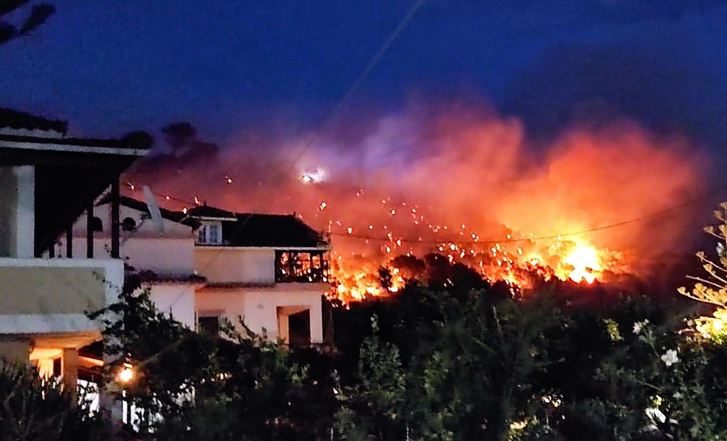 Φωτιά στη Ζάκυνθο: Κοντά σε σπίτια καίει η φωτιά – Σε ετοιμότητα καλούν οι Αρχές μέσω του 112