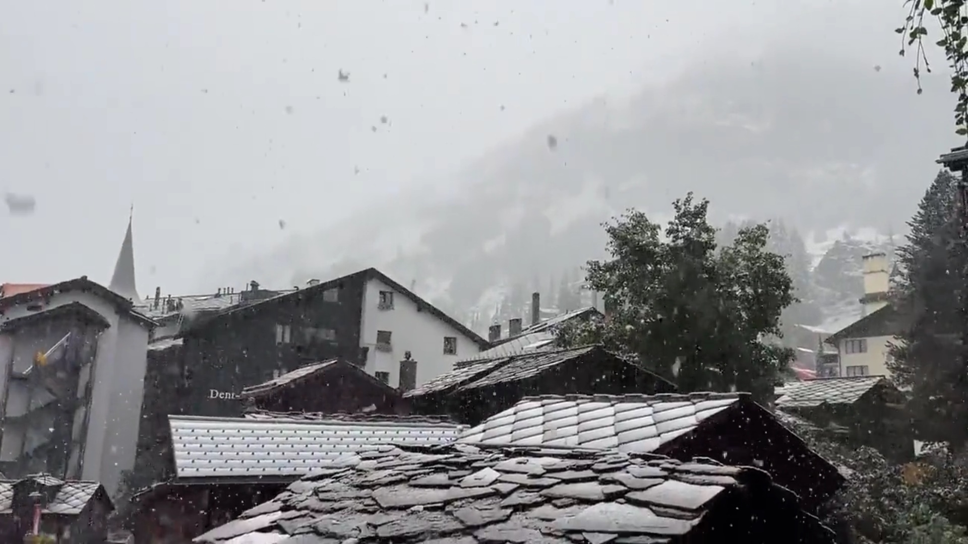 Ελβετία: Από τον καύσωνα στο χιόνι – Βουτιά 30 βαθμών έκανε η θερμοκρασία μέσα σε τέσσερις ημέρες