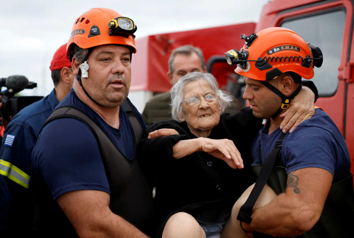 Κακοκαιρία Daniel - Θεσσαλία: 56 διασώσεις από 15 ελικόπτερα - Παλεύουν οι πυροσβεστικές δυνάμεις - ΦΩΤΟ