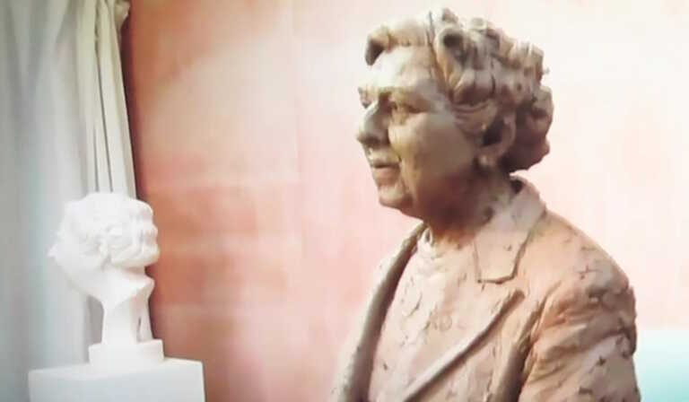 «Ζωντανεύει» η Αγκάθα Κρίστι - Άγαλμα της μετρ του μυστηρίου στην πόλη που έζησε 42 χρόνια