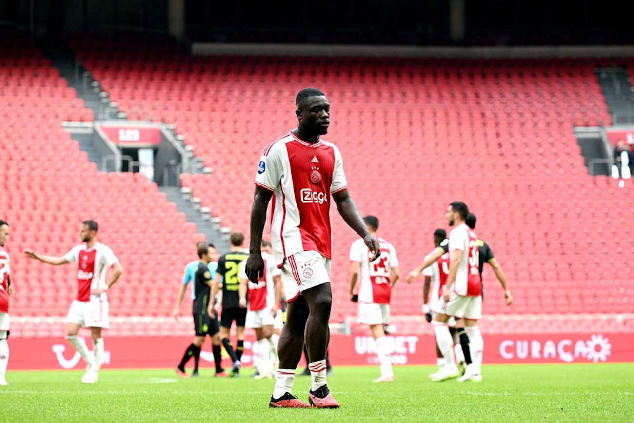 epa10885794 Brian Brobbey of Ajax walks off the pitch after the completion of the Dutch Eredivisie match between Ajax Amsterdam and Feyenoord Rotterdam at the Johan Cruijff ArenA in Amsterdam, Netherlands, 27 September 2023. The match was stopped after 56 minutes on 24 September with Ajax being 0-3 down as home fans kept throwing fireworks and flares onto the pitch. The remainder of the game is played without fans.  EPA