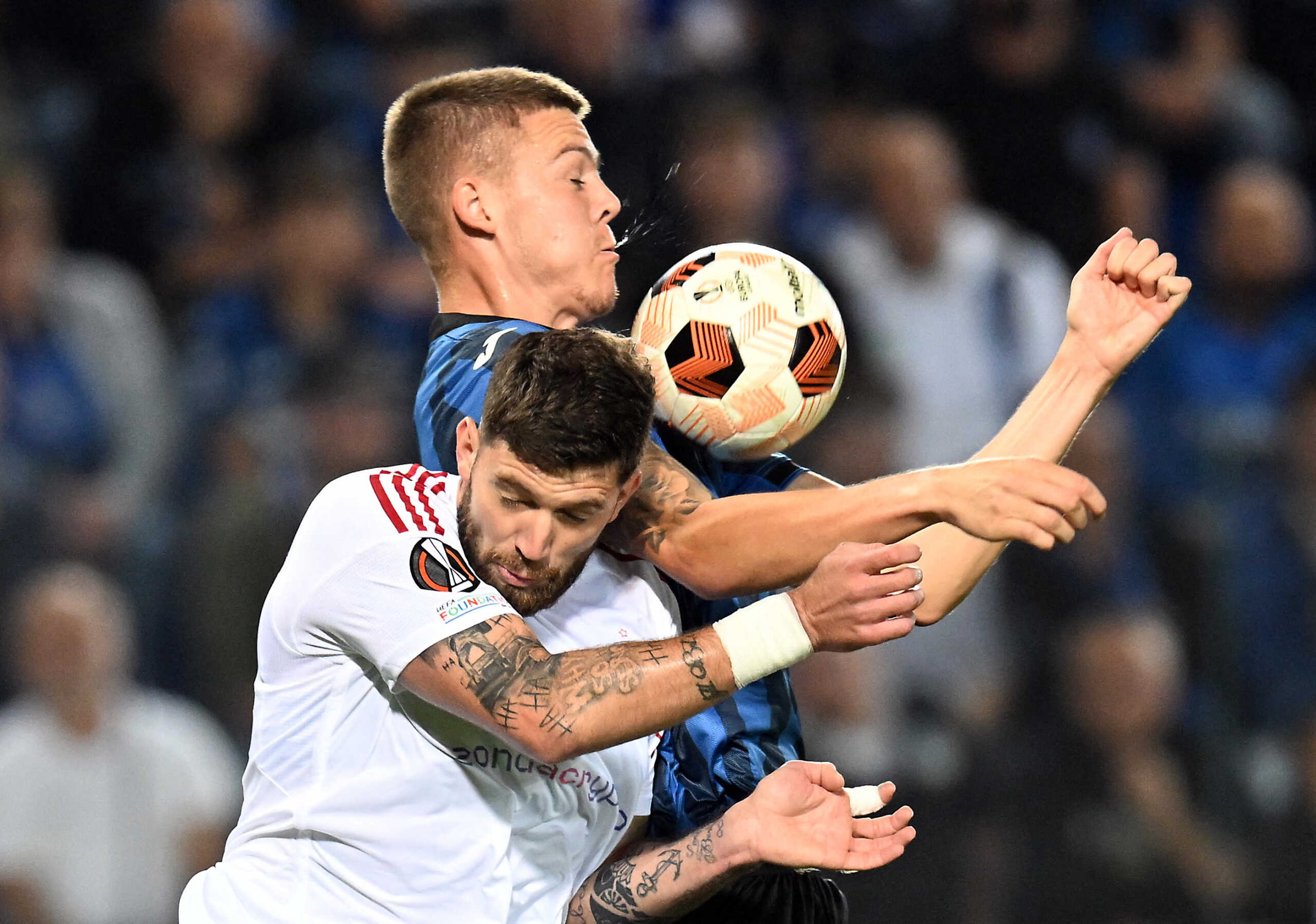 Soccer Football - Europa League - Group D - Atalanta v Rakow Czestochowa - Stadio Atleti Azzurri, Bergamo, Italy - September 21, 2023 Atalanta's Joakim Maehle in action with Rakow Czestochowa's Jean Carlos REUTERS