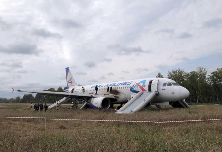 Βλάβη στο υδραυλικό σύστημα για το Airbus που έκανε αναγκαστική προσγείωση σε χωράφι στη Σιβηρία