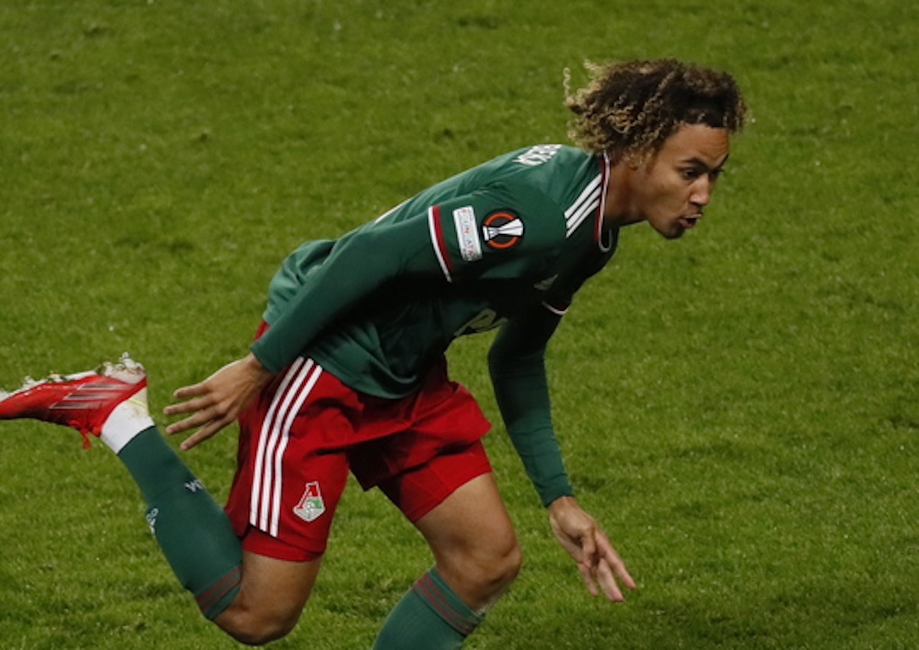 epa09471940 Valentin Rongier of Olympique de Marseille (L) in action against Alexis Beka Beka of Lokomotiv Moskva (R) during the UEFA Europa League group E soccer match between Lokomotiv Moscow and Olympique de Marseille at the Lokomotiv Stadium in Moscow, Russia, 16 September 2021.  EPA