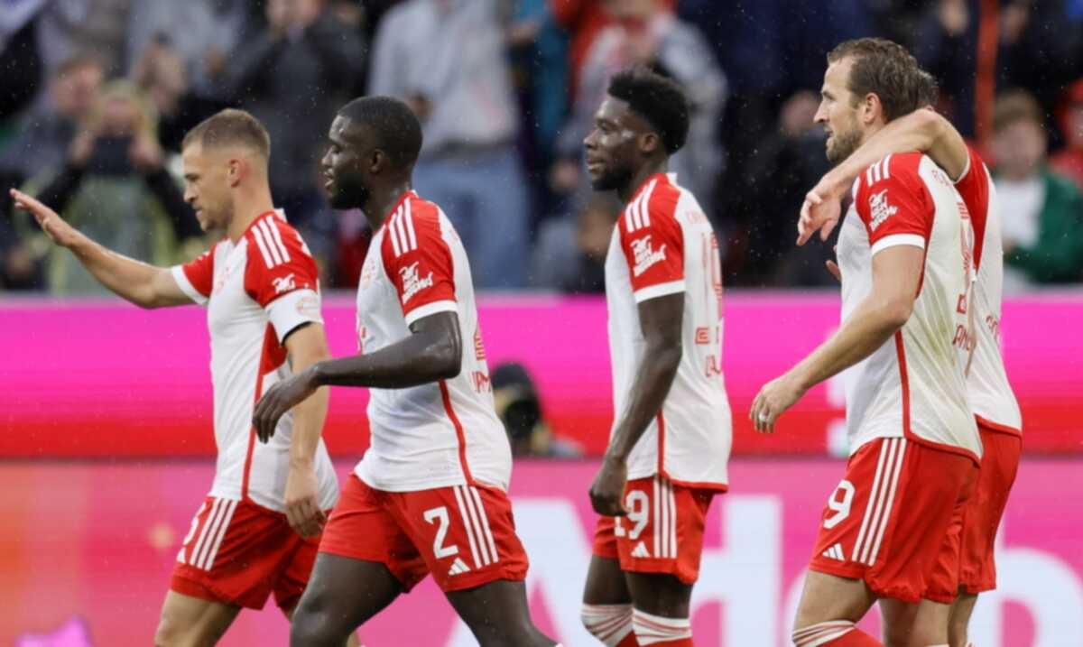 epa10823943 Munich's Harry Kane (R) celebrates with teammates after scoring the 3-0 goal during the German Bundesliga soccer match between FC Bayern Munich and FC Augsburg in Munich, Germany, 27 August 2023.  EPA