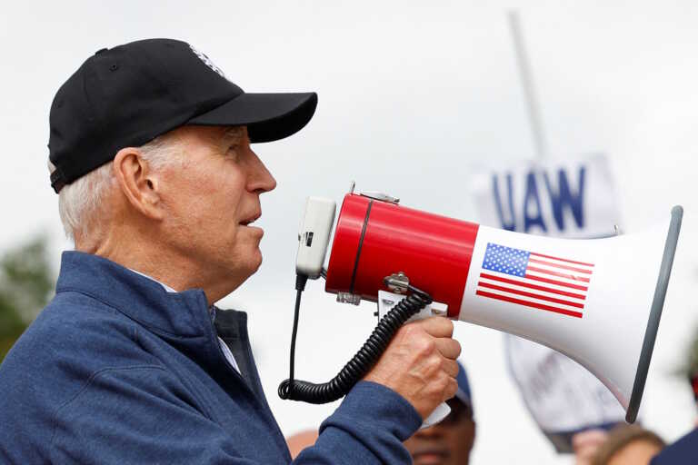 Ο Τζο Μπάιντεν σε διαδήλωση απεργών αυτοκινητοβιομηχανίας στο Μίσιγκαν με ντουντούκα στο χέρι