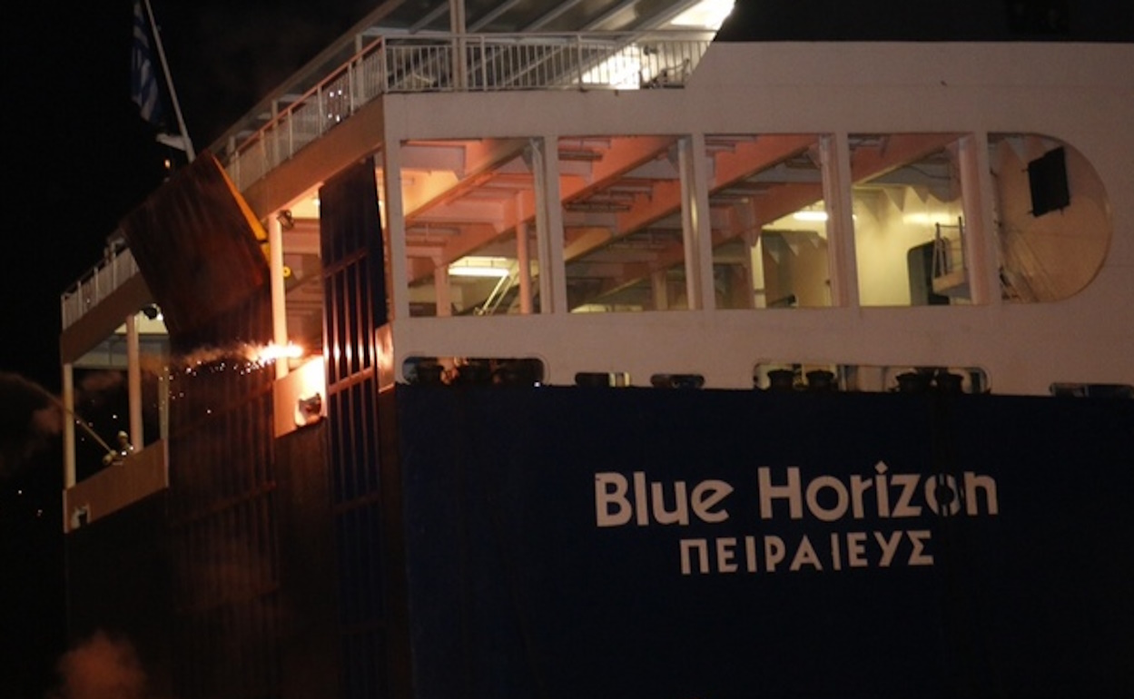 Ναυτεργάτες ρίχνουν νερό προς τους αγρότες που προσπάθησαν να λύσουν τους κάβους του Blue Horizon που είναι δεμένο λόγω της απεργίας των ναυτικών, στο λιμάνι του Ηράκλειου Κρήτης, Παρασκευή 9 Δεκεμβρίου 2016. Ένταση επικράτησε το απόγευμα στο λιμάνι του Ηρακλείου, όπου κατέφθασαν παραγωγοί αγροτικών προϊόντων από την Ιεράπετρα,  ζητώντας να φορτωθούν οι νταλίκες με ευπαθή αγροτικά προϊόντα και να προωθηθούν στις αγορές, αφού, όπως τονίζουν, η παράταση της απεργίας της ΠΝΟ και η μη δρομολόγηση πλοίου ασφαλείας οδηγεί τα προϊόντα τους  στις χωματερές και τους ιδίους στην καταστροφή. ΑΠΕ-ΜΠΕ