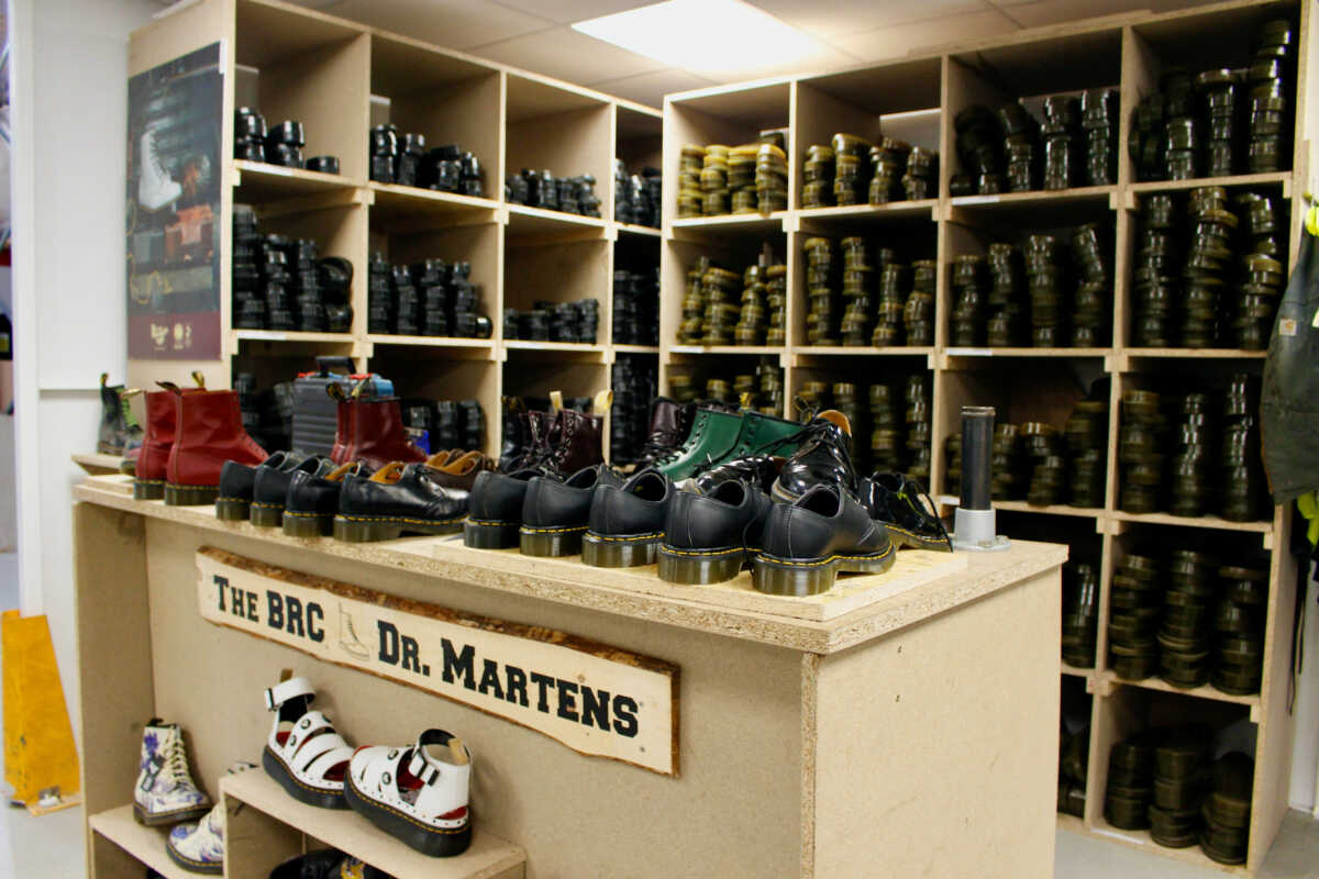 Βρετανία: Η εταιρεία Dr. Martens ανοίγει κατάστημα επιδιόρθωσης των εμβληματικών υποδημάτων της