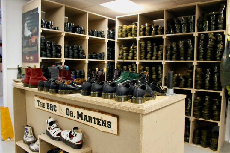 Η εταιρεία Dr. Martens ανοίγει κατάστημα επιδιόρθωσης των εμβληματικών υποδημάτων της