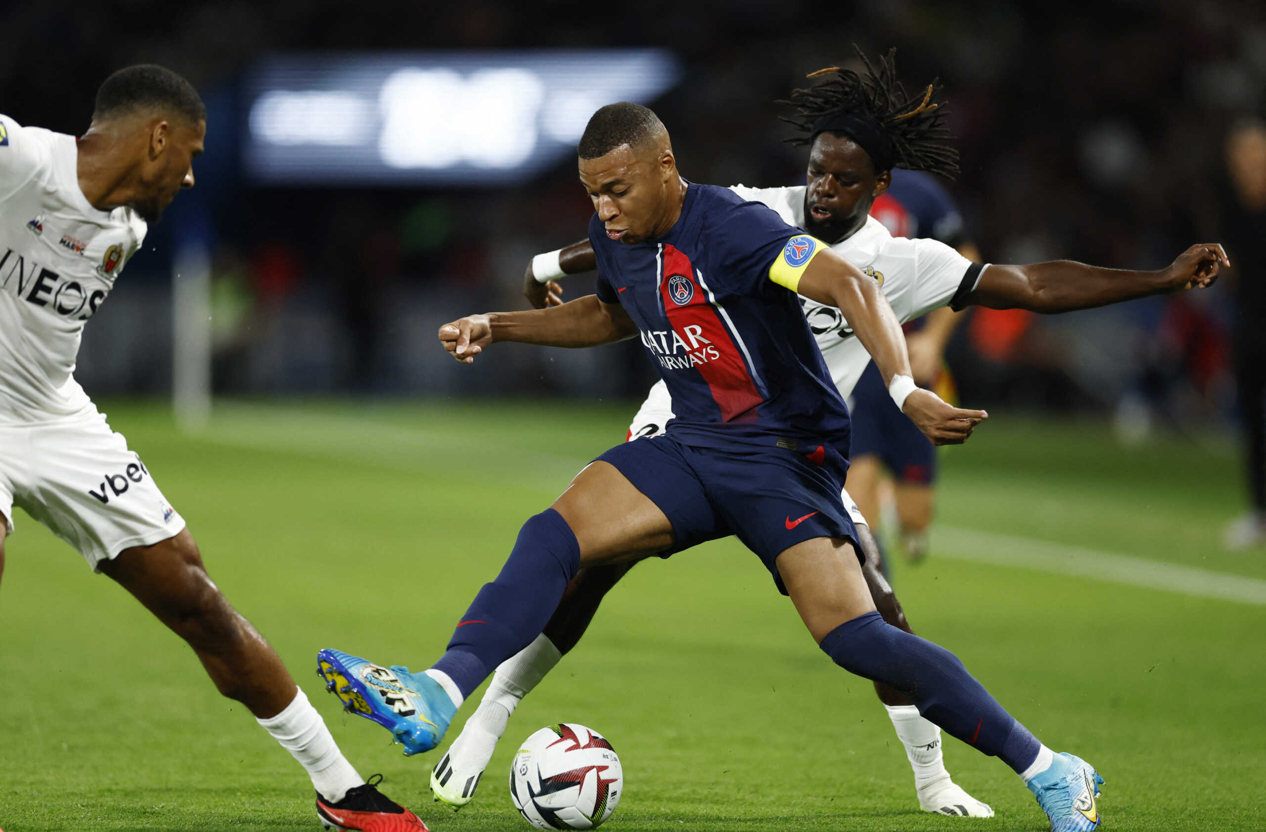Soccer Football - Ligue 1 - Paris St Germain v OGC Nice - Parc des Princes, Paris, France - September 15, 2023 Paris St Germain's Kylian Mbappe in action with OGC Nice's Jean-Clair Todibo and Jordan Lotomba REUTERS