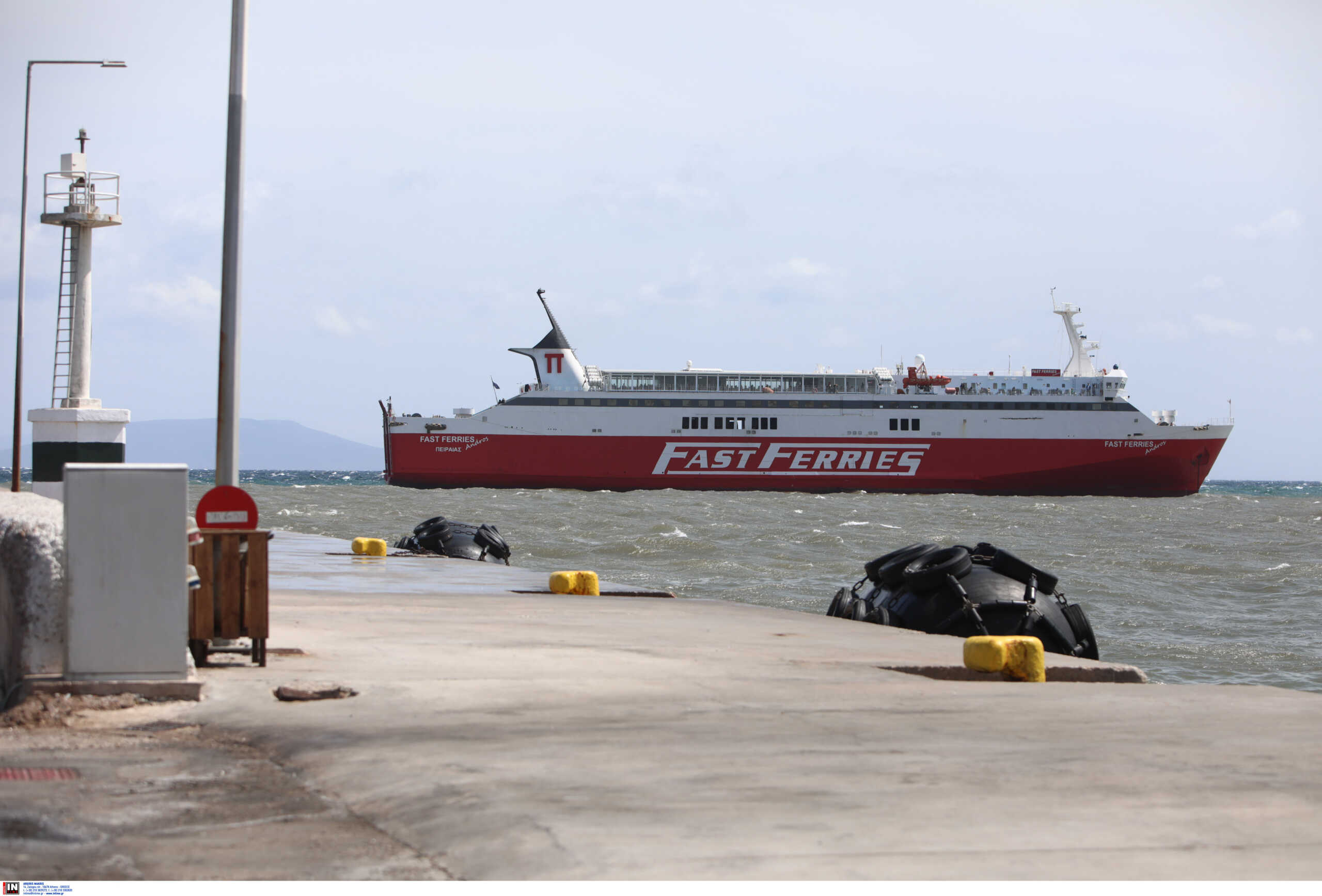 Ραφήνα: Οργισμένοι οι επιβάτες του «Fast Ferries Andros» που παραμένει έξω από το λιμάνι μετά το πρωινό μπλέξιμο των αγκυρών 3 πλοίων