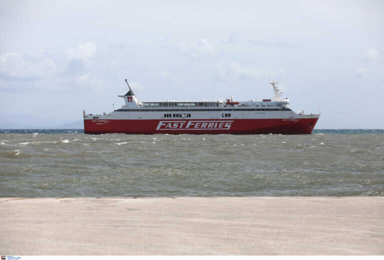 Έξω από το λιμάνι της Ραφήνας παραμένει με 734 επιβάτες το «Fast Ferries Andros» μετά τη σύγκρουση με το «Αικατερίνη Π»