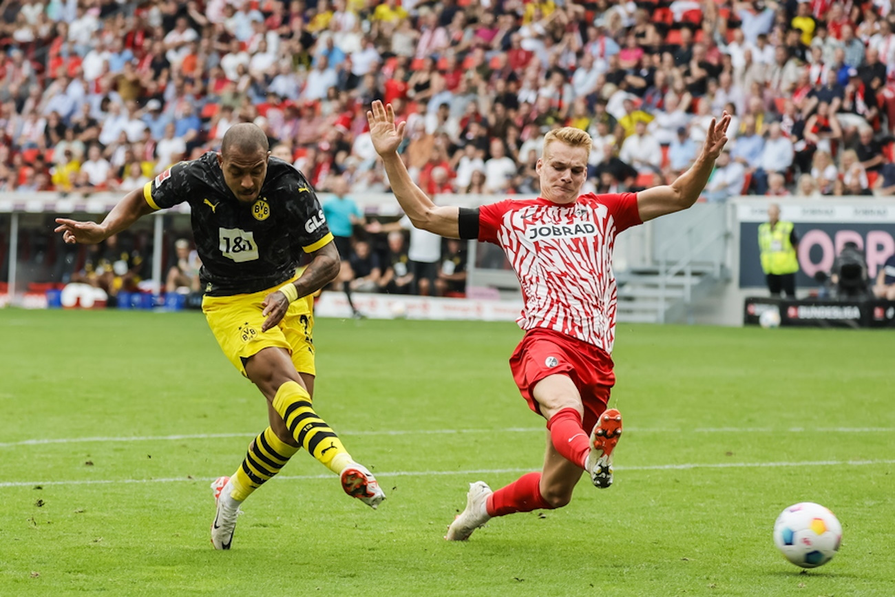 epa10864357 Dortmund's Donyell Malen scores the 2-2 equalizer during the German Bundesliga soccer match between SC Freiburg and Borussia Dortmund in Freiburg, Germany, 16 September 2023.  EPA