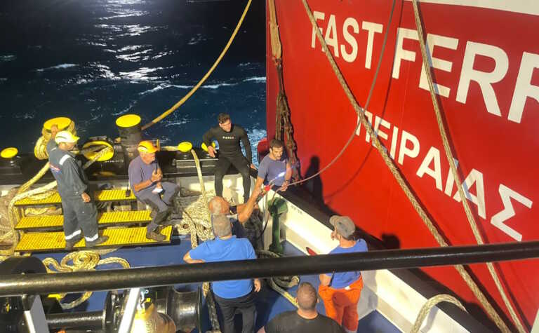 Έκοψαν την αλυσίδα της άγκυρας του Fast Ferries Andros που έμεινε καθηλωμένο έξω από το λιμάνι της Ραφήνας