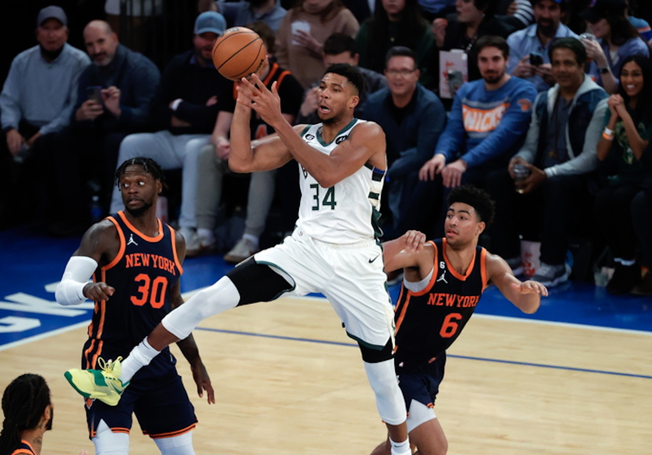epaselect epa10340492 Milwaukee Bucks forward Giannis Antetokounmpo of Greece (C) in action against the New York Knicks defense in the first half of the NBA basketball game between the Milwaukee Bucks and the New York Knicks at Madison Square Garden in New York, New York, USA, 30 November 2022.  EPA