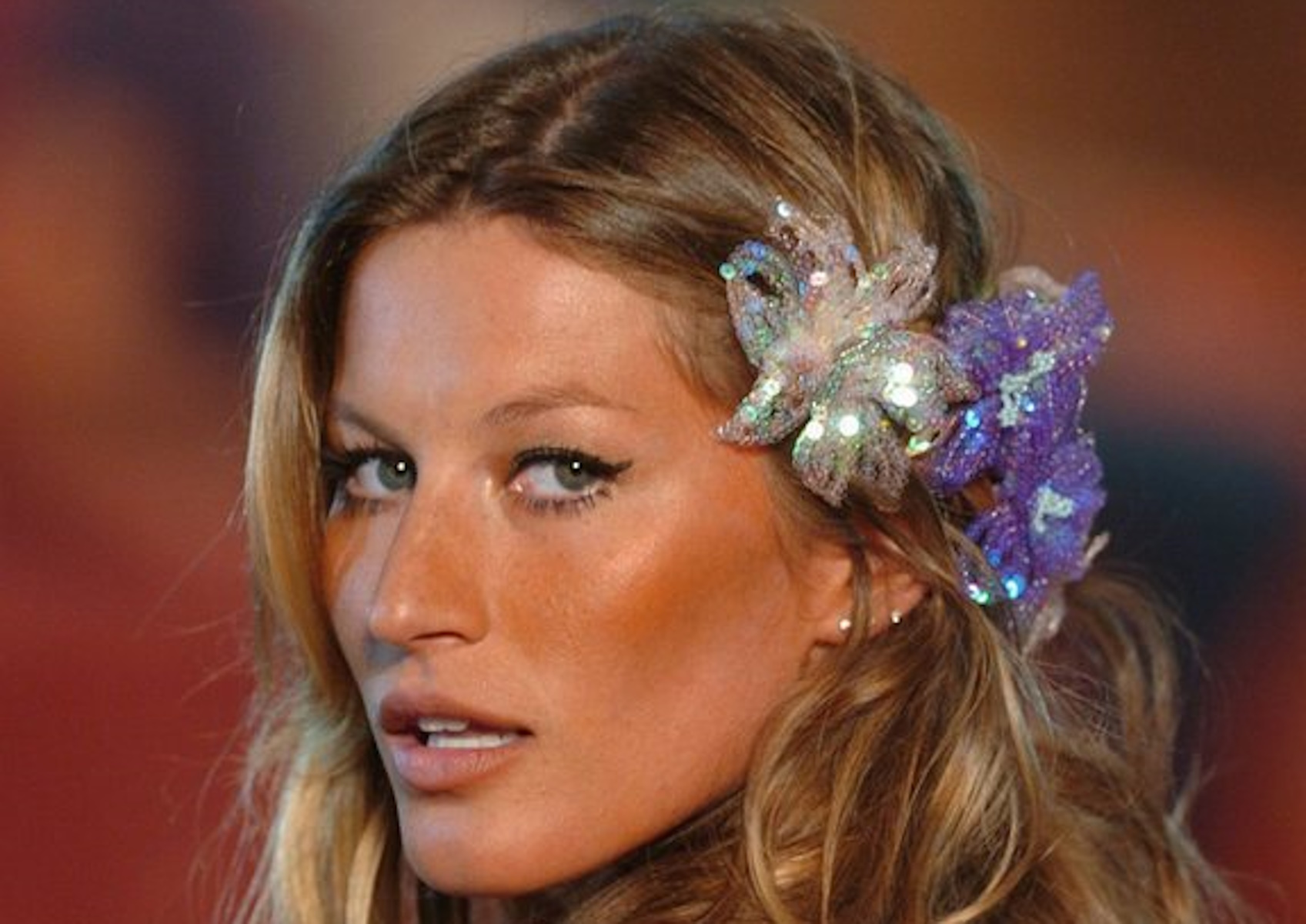 epa000346824 Brazilian supermodel Giselle Bundchen takes to the catwalk showing one of the latest designs of Colcci, at the Modern Art Museum (MAM) of Rio de Janeiro in Brazil during the Rio Fashion Week, Friday 14 January 2005.  EPA