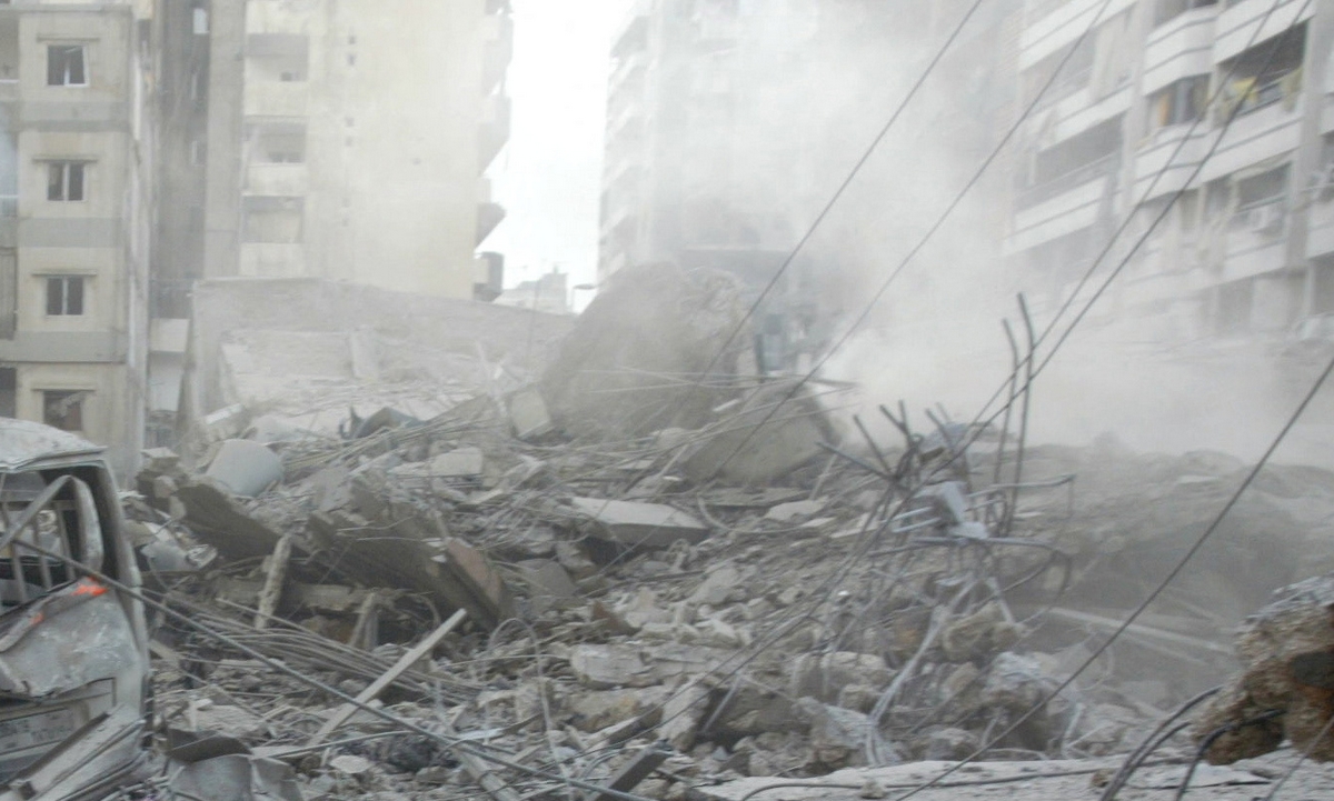FILE PHOTO: A Lebanese civilian flees southern Beirut after the Hizbollah stronghold was attacked by Israeli air strikes in Beirut, Lebanon July 16, 2006. REUTERS