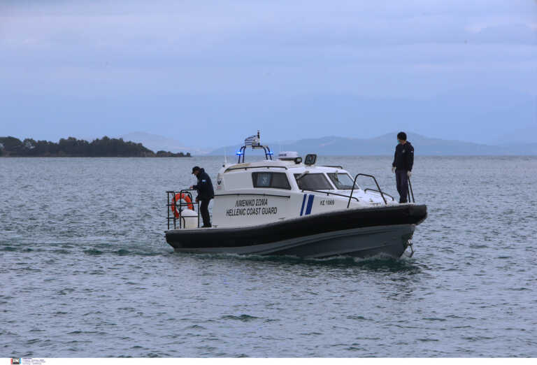 Εντοπίστηκαν και διασώθηκαν 25 μετανάστες σε φουσκωτό σκάφος στα ανοιχτά της Σάμου