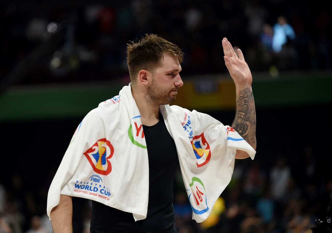 Basketball - FIBA World Cup 2023 - Quarter-Final - Canada v Slovenia - Mall of Asia Arena, Manila, Philippines - September 6, 2023 Slovenia's Luka Doncic waves to the fans after the match REUTERS