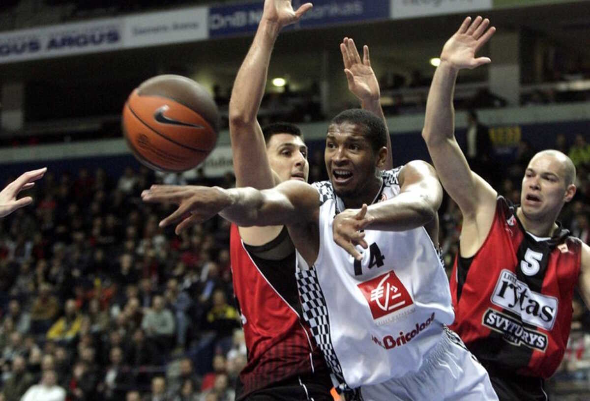 epa01959874 Ludovic Vaty (C) of Entente Orleanaise passes the ball in front of Milko Bjelica (L) and Steponas Babrauskas (R) of BC Lietuvos Rytas during their Euroleague basketball game in Vilnius, Lithuania, 09 December 2009.  EPA