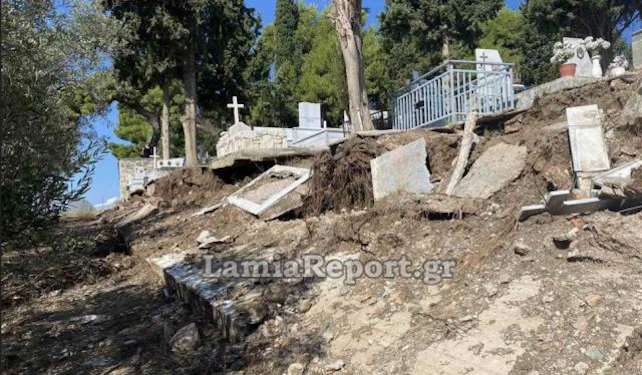 Κακοκαιρία – Λαμία: Τα ορμητικά νερά κατέστρεψαν τάφους στο νεκροταφείο της Αγίας Παρασκευής