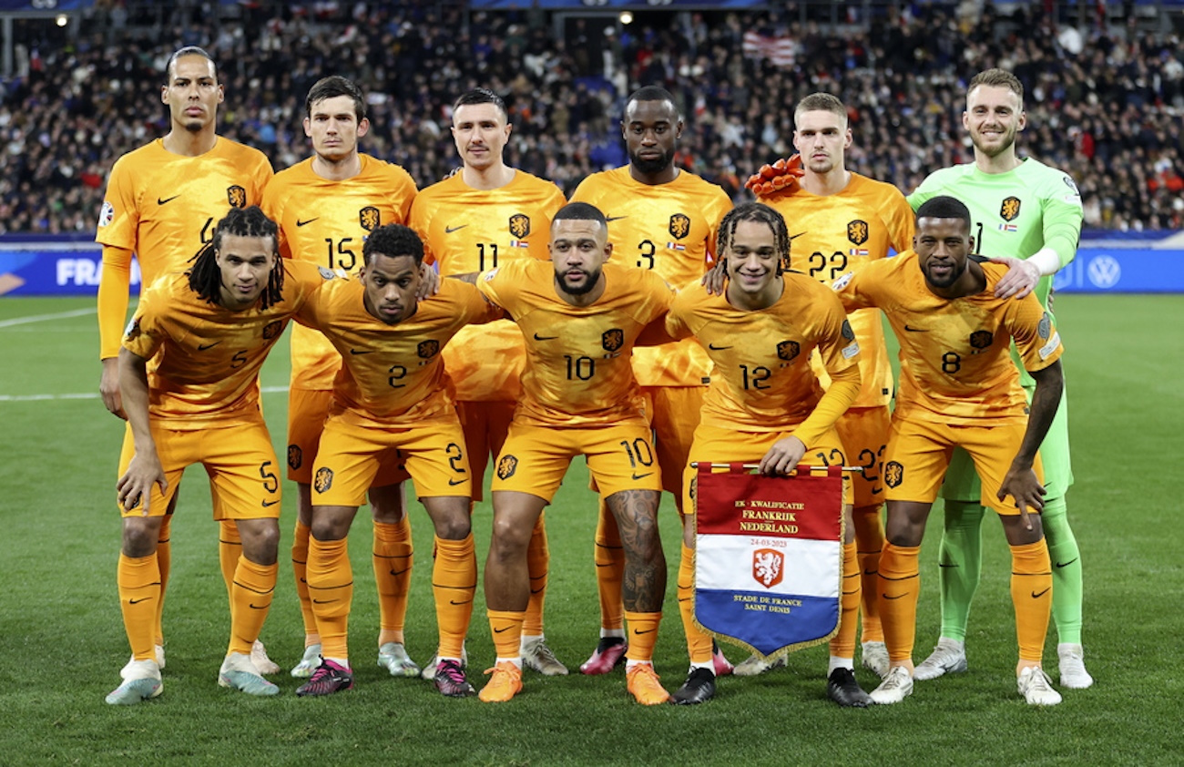 epa10541399 Players of the Netherlands pose for a team photo prior to the UEFA EURO 2024 qualification match between France and the Netherlands in Saint-Denis, France, 24 March 2023.  EPA