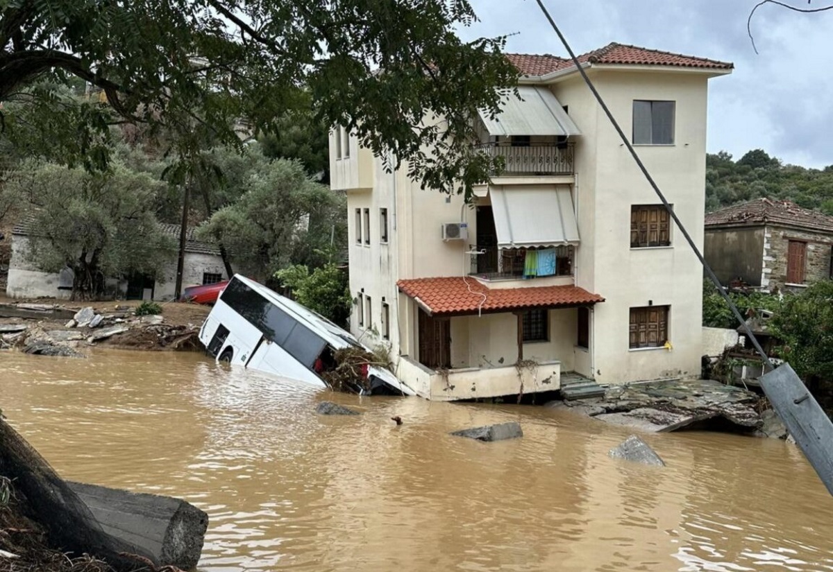 Πήλιο: Πήρε εξιτήριο ο ναυτικός που έκανε βουτιά για να βγει από το πλημμυρισμένο του σπίτι