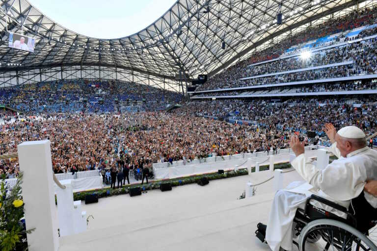 Ο Πάπας Φραγκίσκος στο «Βελοντρόμ» της Μαρσέιγ - Χιλιάδες πιστοί, «κορεό» και Μακρόν