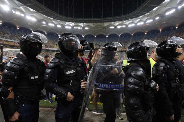 Προκριματικά Euro 2024: Διακοπή στο Ρουμανία – Κόσοβο για πανό και συνθήματα, o Βοϊβόντα σχημάτισε τον αλβανικό αετό