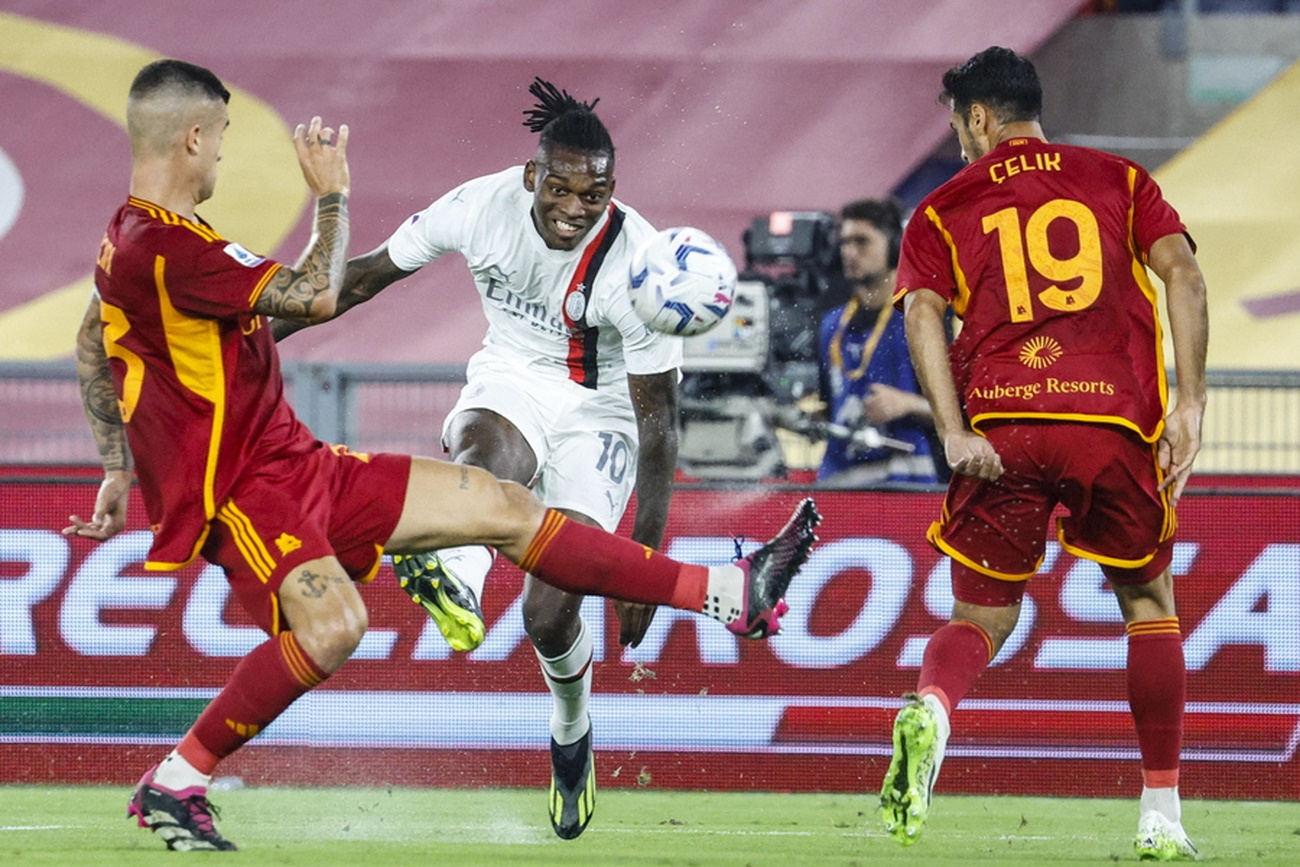 epa10834629 AS Roma's Gianluca Mancini (L), AC Milan's Rafael Leao (C) and AS Roma's Zeki Celik in action during the Italian Serie A soccer match between AS Roma and AC Milan at the Olimpico stadium in Rome, Italy, 01 September 2023.  EPA