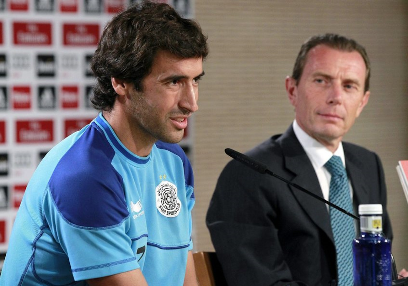 epa03832713 Former Real Madrid captain and Al-Sadd player Raul Gonzalez (L) and Director of Real Madrid Institutional Relations Emilio Butragueno (R) attend a press conference offered on the eve of the Santiago Bernabeu Trophy between Real Madrid and Al-Sadd, in Santiago Bernabeu stadium, Madrid, central Spain, 21 August 2013.  EPA