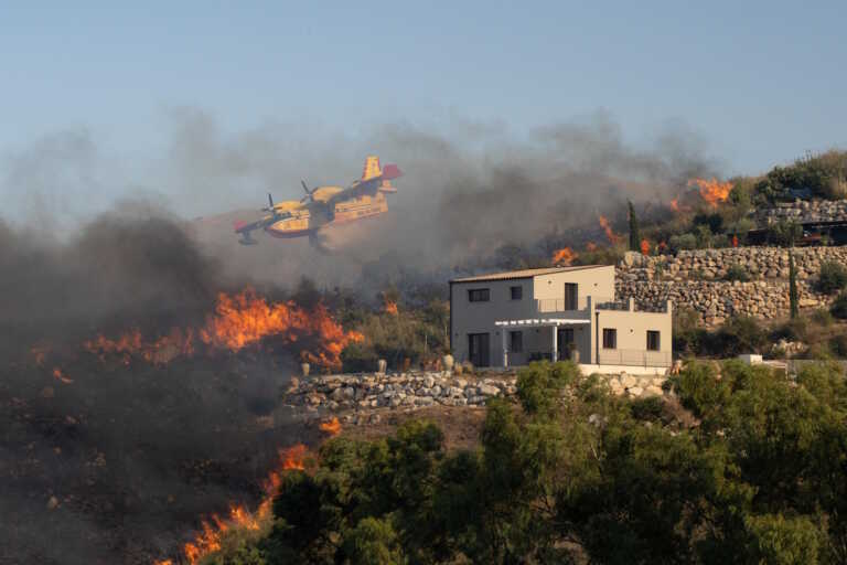 Νεκροί από τις φωτιές στη Σικελία - Εκκενώθηκε ξενοδοχείο με 700 τουρίστες