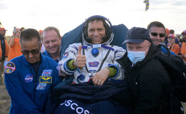 Ρωσία: Αμερικανός αστροναύτης και Ρώσοι κοσμοναύτες επέστρεψαν στη Γη έπειτα από ρεκόρ παραμονής στον ISS
