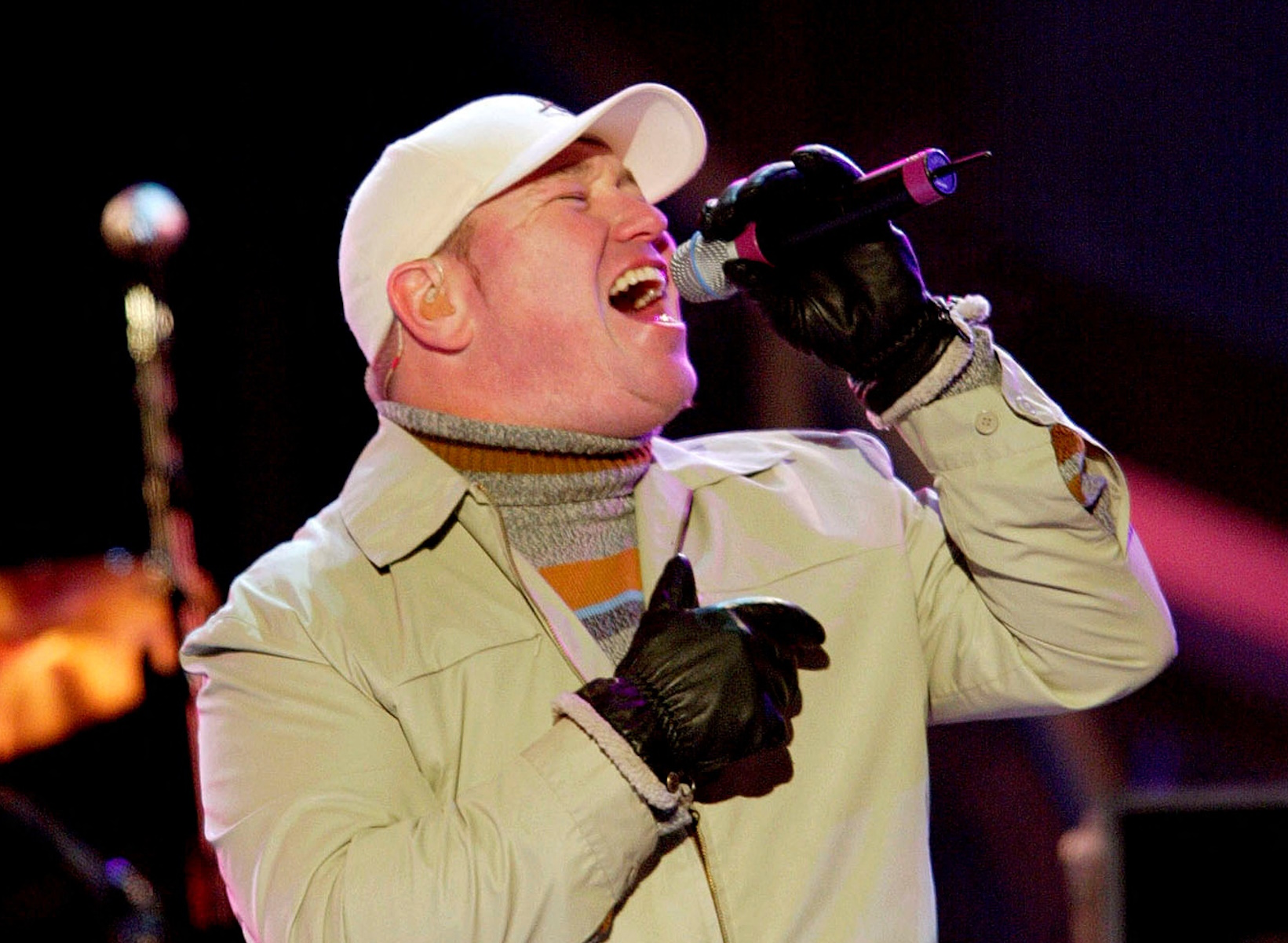 FILE PHOTO: Lead singer Steve Harwell of U.S. band Smash Mouth entertains the crowd at Olympic medal ceremonies in Salt Lake City, February 15, 2002. The ceremony was held at the city's Olympic Medals Plaza. REUTERS