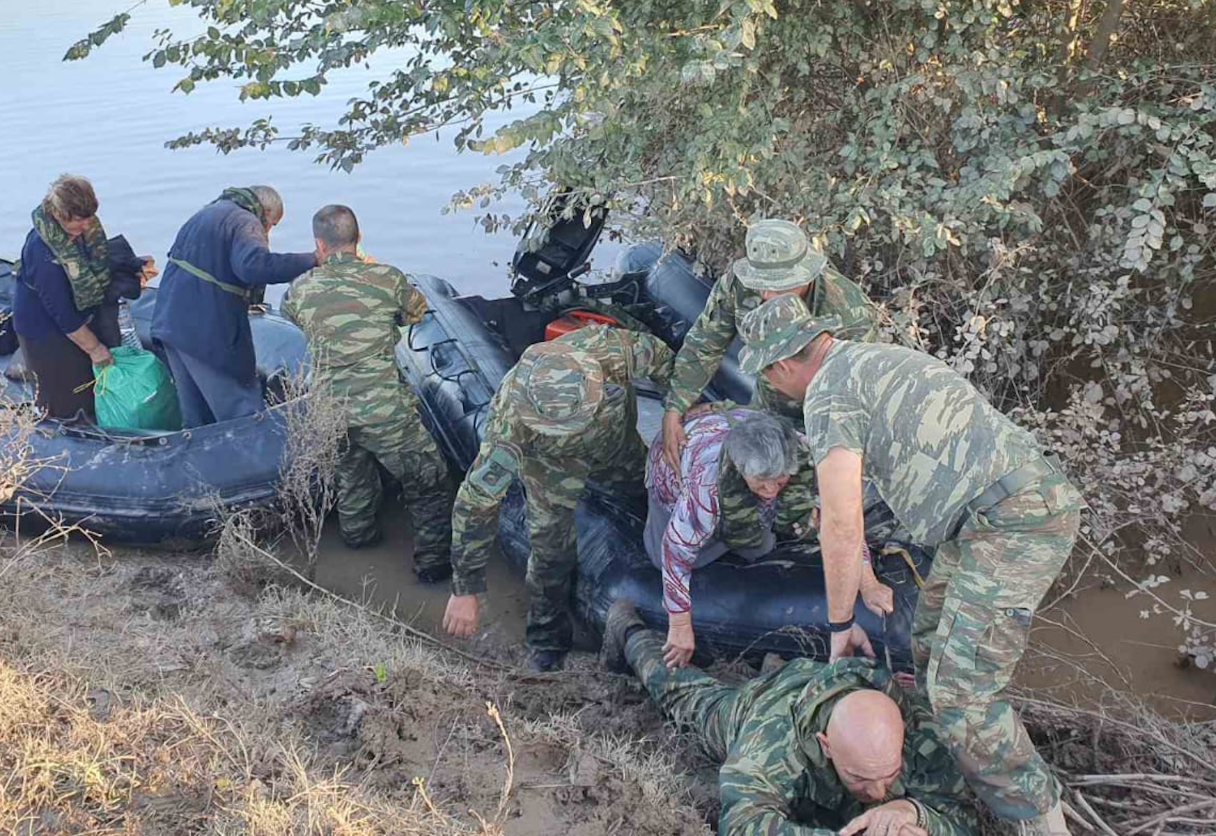 Κακοκαιρία – Θεσσαλία: Πεζοναύτης ξαπλώνει στις λάσπες για να περάσουν πάνω του ηλικιωμένοι πλημμυροπαθείς