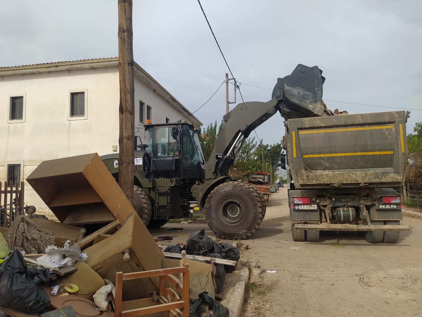 Θεσσαλία: Επιχείρηση από συνεργεία του Στρατού σε πλημμυρισμένες περιοχές της Λάρισας, Τρικάλων και Καρδίτσας - ΦΩΤΟ