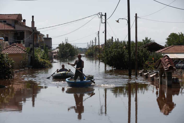 Ανυπολόγιστες καταστροφές αποκαλύπτει η υποχώρηση των νερών στα Τρίκαλα - Τεράστια πετρελαιοκηλίδα στον ποταμό Ληθαίο