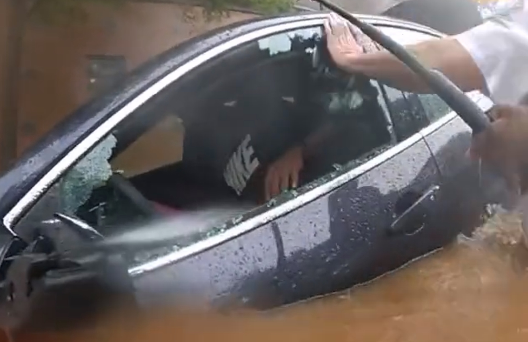 Ατλάντα: Βίντεο από δραματική διάσωση οδηγού που κινδύνευε να πνιγεί στη διάρκεια πλημμύρας