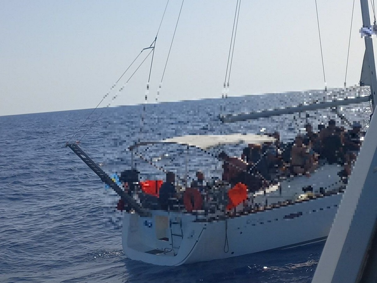 Αστυπάλαια: Εικόνες από τη διάσωση 76 μεταναστών – Σύλληψη δύο διακινητών