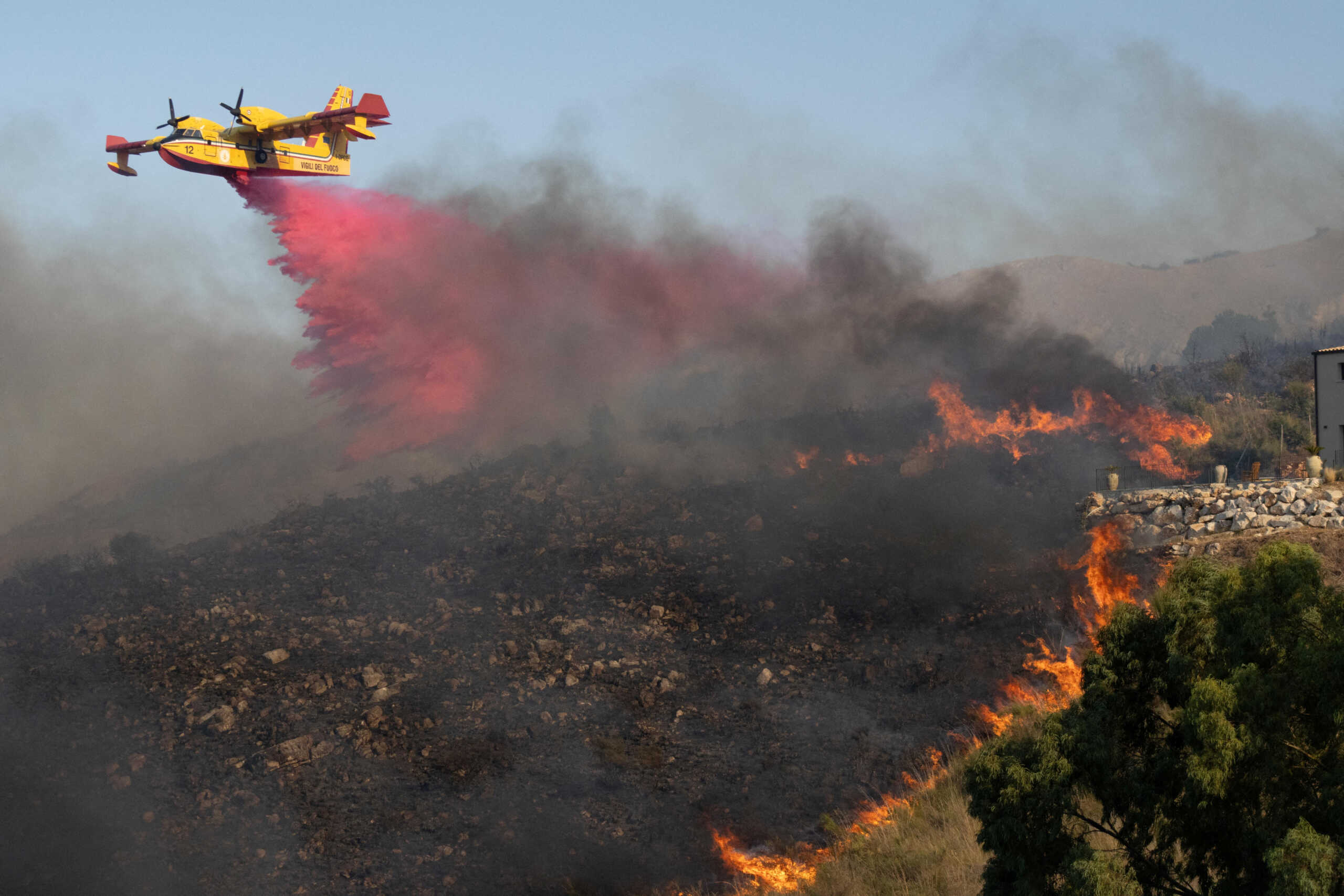 Ιταλία: Δύο νεκροί από τις δασικές πυρκαγιές στη βόρεια Σικελία