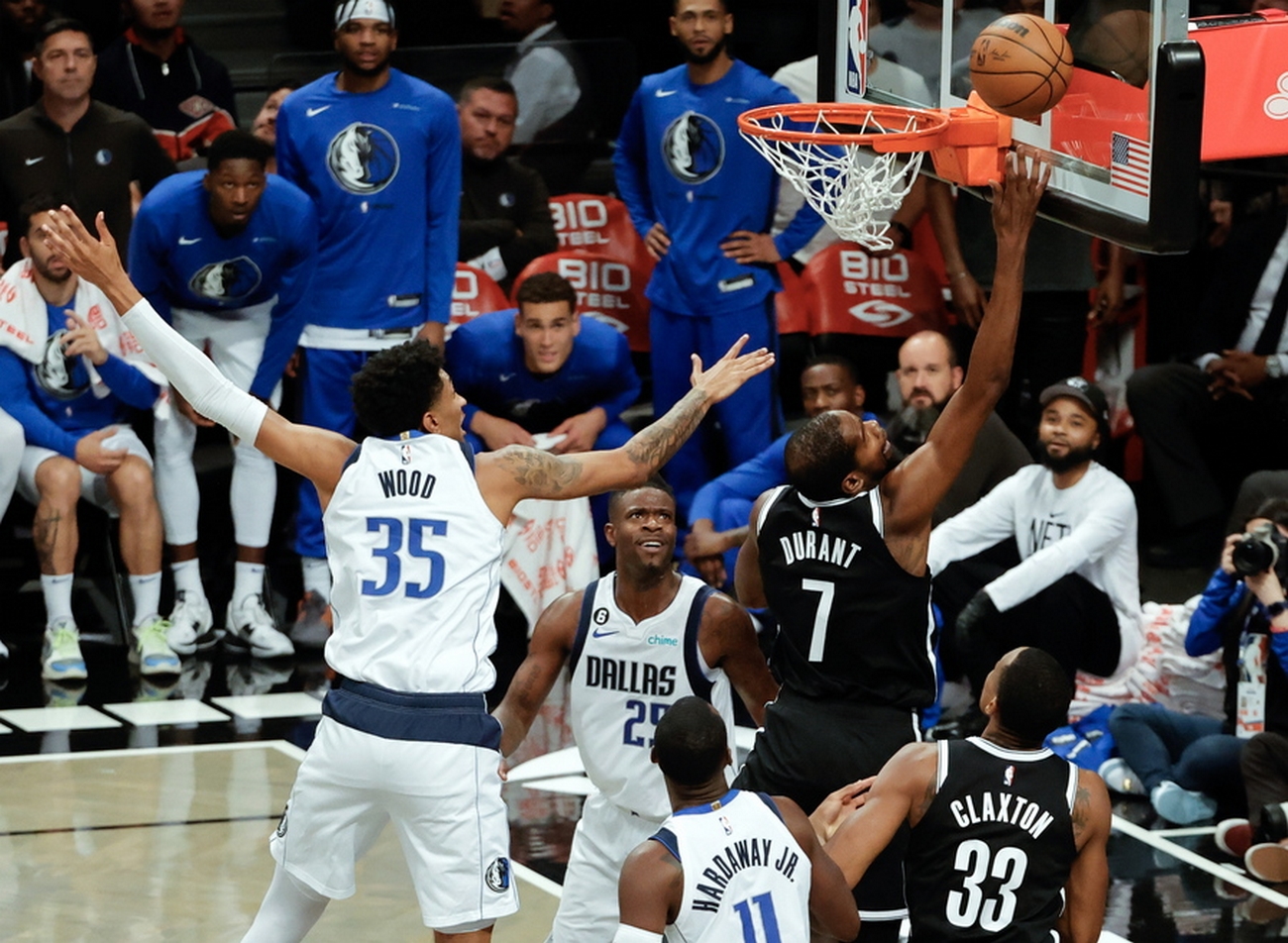 epa10270509 Brooklyn Nets forward Kevin Durant (R) in action against Dallas Mavericks center Christian Wood (L) and teammate Dallas Mavericks forward Reggie Bullock in the second half during the NBA basketball game between the Dallas Mavericks and the Brooklyn Nets at Barclays Center, in Brooklyn, New York, USA, 27 October 2022.  EPA