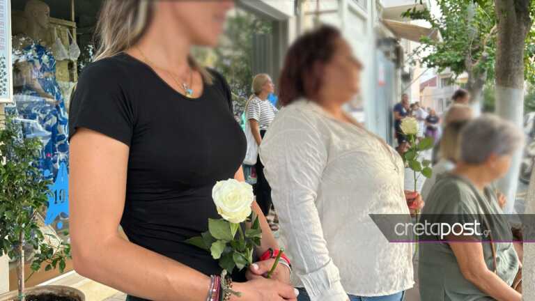 Οι κάτοικοι του Αγίου Νικολάου αποχαιρετούν με λευκά τριαντάφυλλα τον 36χρονο Αντώνη που δολοφονήθηκε από μέλη του πληρώματος του Blue Horizon