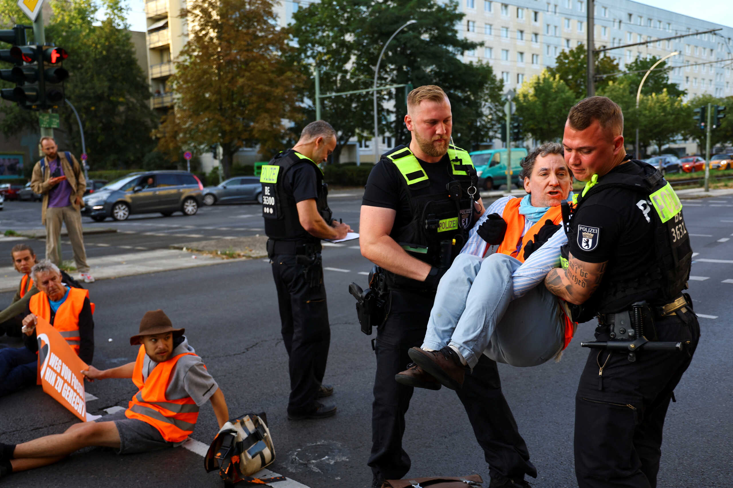 Γερμανία: Ακτιβιστές της «Τελευταίας Γενιάς» απέκλεισαν κεντρικούς δρόμους του Βερολίνου και προκάλεσαν χάος