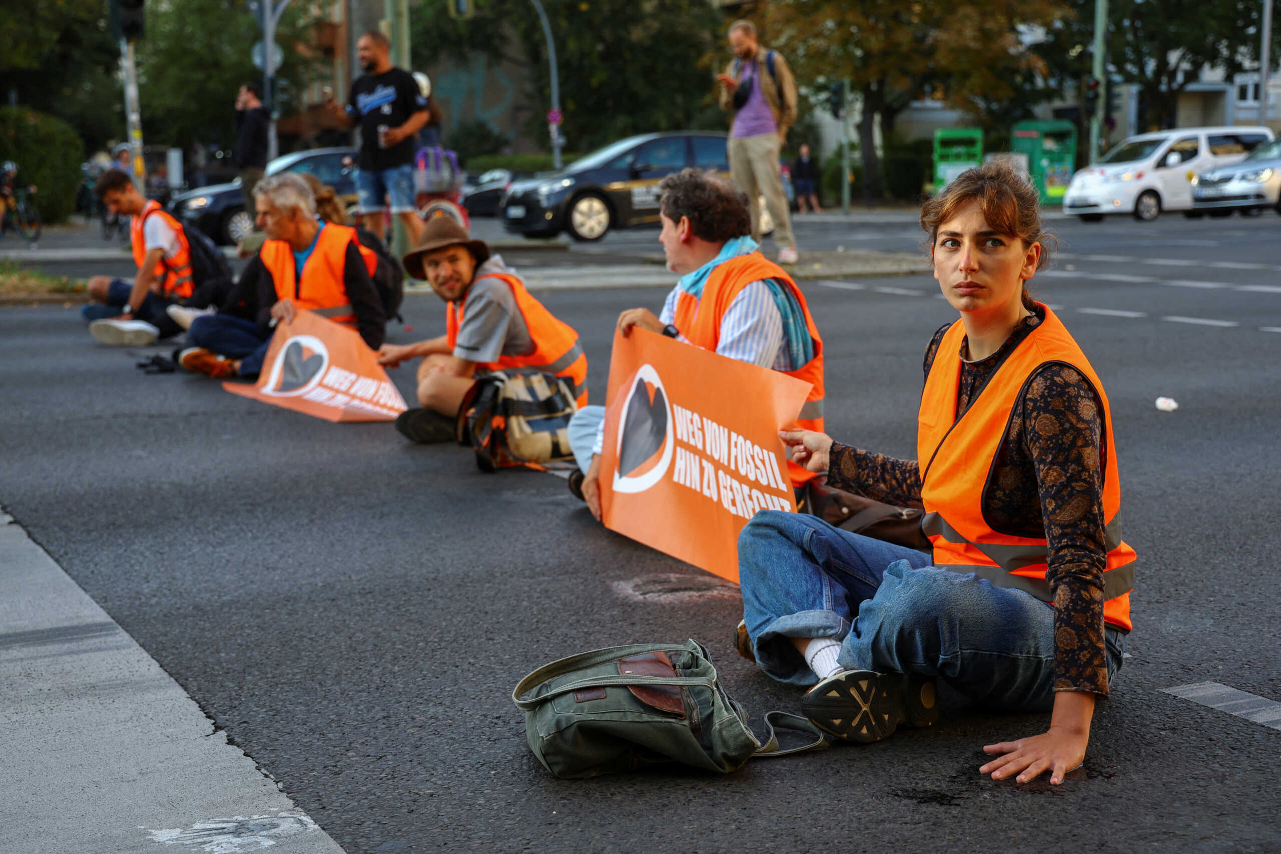 Γερμανία: Ακτιβιστές της «Τελευταίας Γενιάς» απέκλεισαν κεντρικούς δρόμους του Βερολίνου και προκάλεσαν χάος