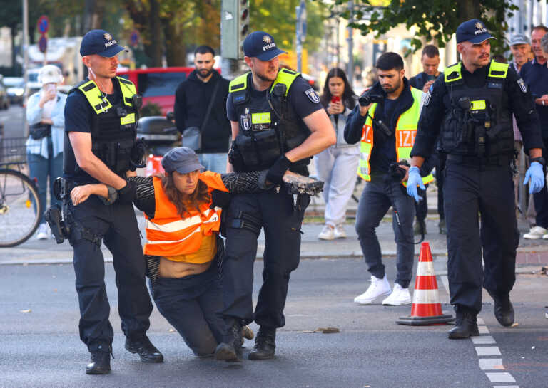 Χάος στους δρόμους του Βερολίνου! Ακτιβιστές κόλλησαν τα χέρια τους στο οδόστρωμα, προκαλώντας απίστευτο μποτιλιάρισμα