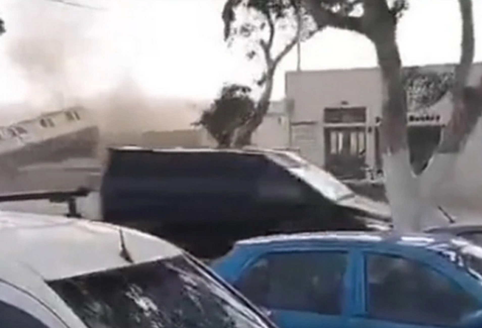 Σαντορίνη: Βίντεο με τη στιγμή που ανεμοστρόβιλος σηκώνει στον αέρα λυόμενο σπίτι