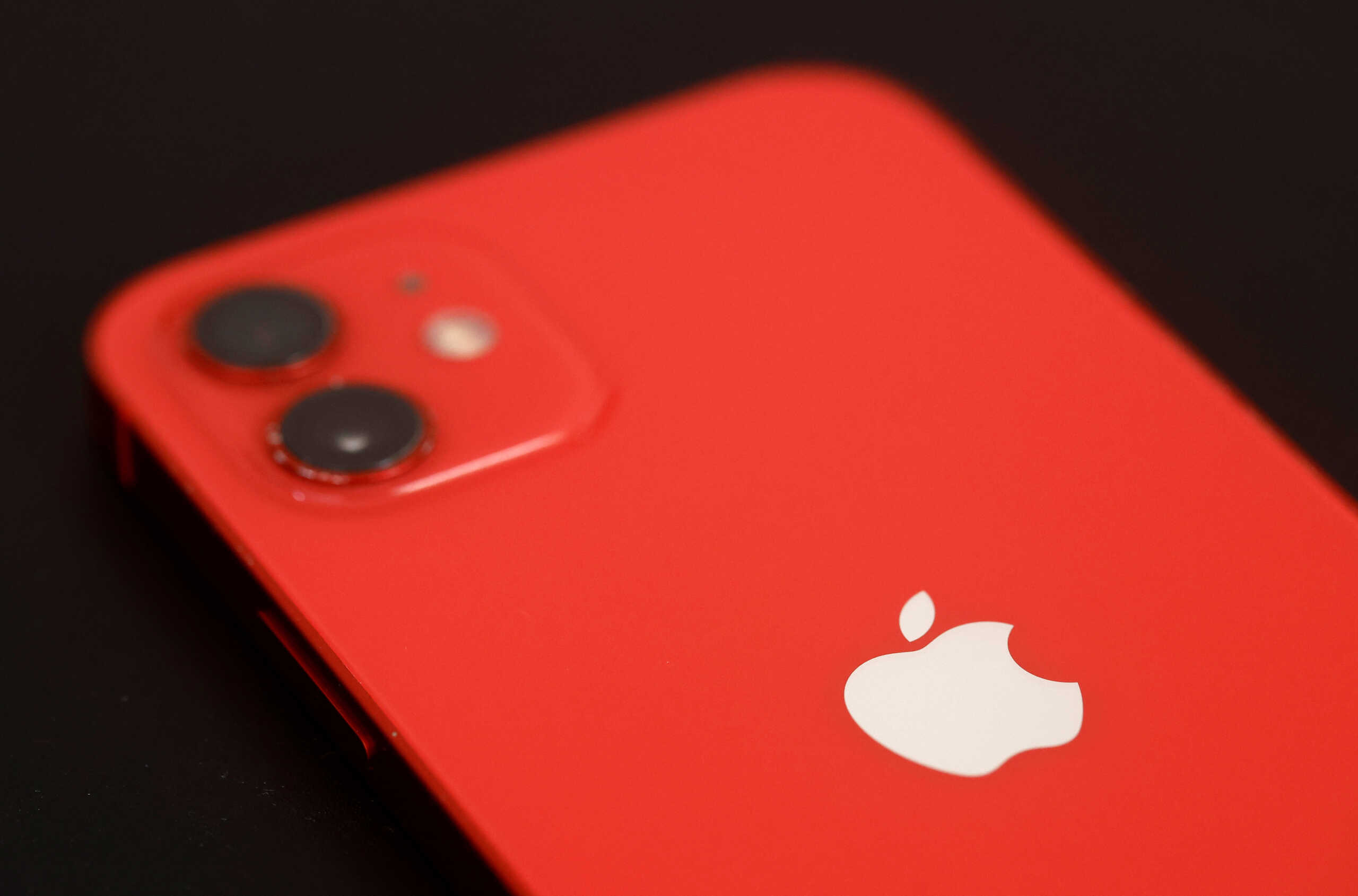 Η Apple κάνει update στο λογισμικό του iPhone 12 για να συνεχιστούν οι πωλήσεις στη Γαλλία