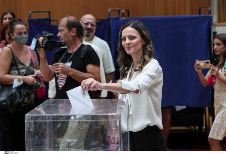 Η Έφη Αχτσιόγλου ψήφισε στο Αιγάλεω: «Να επιστρέψουμε σε κυβερνητική τροχιά, το βράδυ θα είμαστε όλοι πιο χαμογελαστοί»